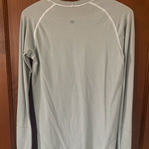 Lululemon stripped.long sleeve. Size 6 but it runs a bit bigger I find.